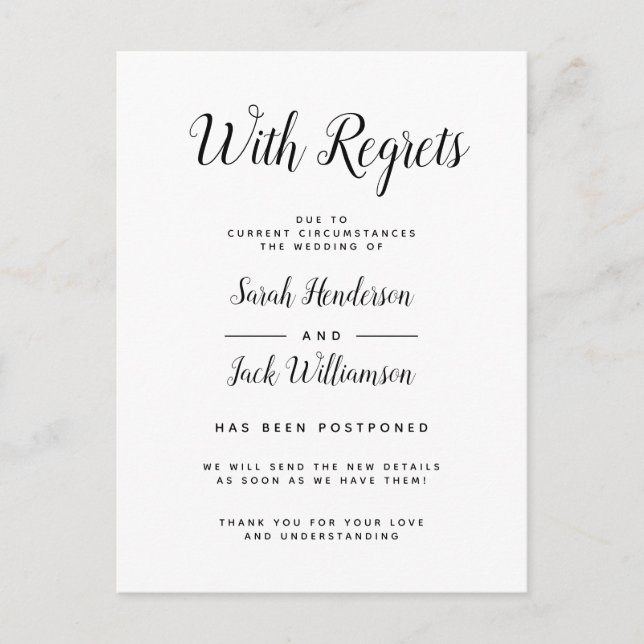 Mit Bedauern B&W verzögert Hochzeitsankündigung Einladungspostkarte (Vorderseite)