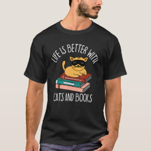 Mit Büchern und Katzen lesen & Tiere T-Shirt