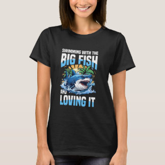 Mit den großen Fischen schwimmen und es lieben T-Shirt