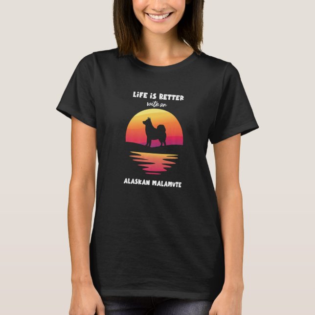 mit einem Alaskan Malamute T-Shirt (Vorderseite)