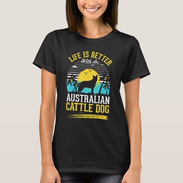 Mit einem australischen Cattle Dog T-Shirt (Vorderseite)