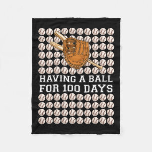 mit einem Ball für 100 Tage Baseball Kids Junge Sm Fleecedecke
