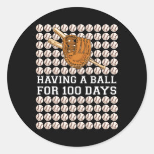 mit einem Ball für 100 Tage Baseball Kids Junge Sm Runder Aufkleber