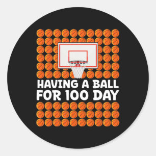 mit einem Ball für 100 Tage Basketball in der Schu Runder Aufkleber