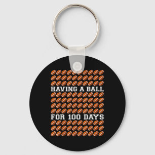 mit einem Ball für 100 Tage Schulfußballteam Schlüsselanhänger