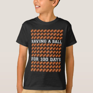 mit einem Ball für 100 Tage Schulfußballteam T-Shirt