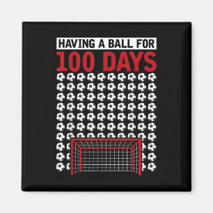 mit einem Ball für 100 Tage Schulsoccer 100. Magnet