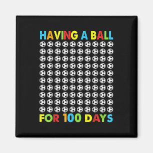 mit einem Ball für 100 Tage Schulsoccer 100. Magnet