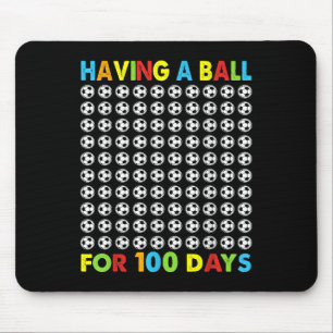 mit einem Ball für 100 Tage Schulsoccer 100. Mousepad