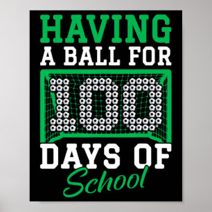 mit einem Ball für 100 Tage Schulsoccer 100. Poster