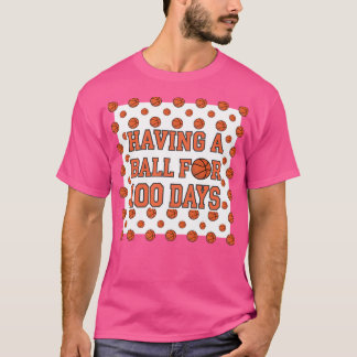 mit einem Ball für 100 Tage T-Shirt