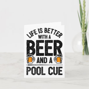 Mit einem Bier und einem Pool Cue Funny Bi ist das Karte