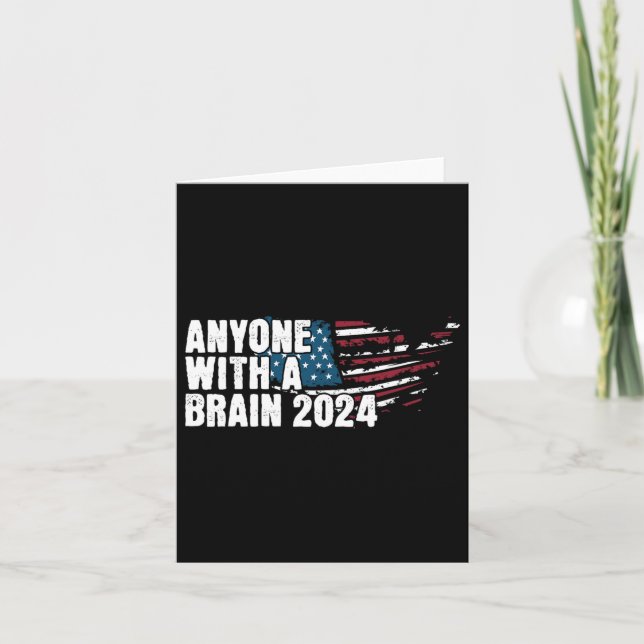 Mit einem Brain 2024 Spaß T-Shirt Karte (Vorderseite)