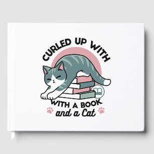 Mit einem Buch und einer Katze aufgerollt - Gemütl