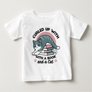 Mit einem Buch und einer Katze aufgerollt - Gemütl Baby T-shirt