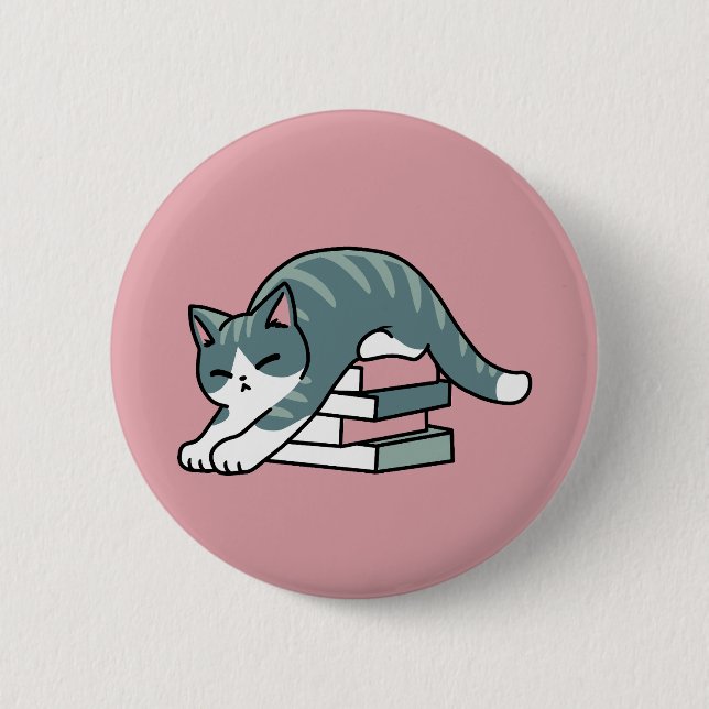 Mit einem Buch und einer Katze aufgerollt - Gemütl Button (Vorderseite)