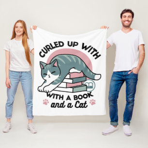 Mit einem Buch und einer Katze aufgerollt - Gemütl Fleecedecke