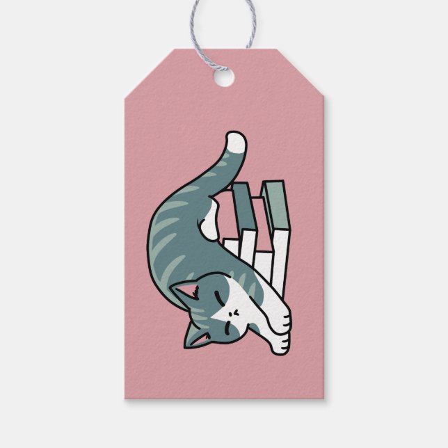 Mit einem Buch und einer Katze aufgerollt - Gemütl Geschenkanhänger (Vorderseite)