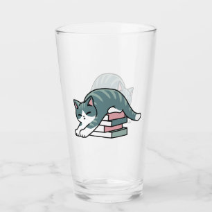 Mit einem Buch und einer Katze aufgerollt - Gemütl Glas
