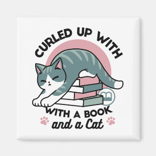 Mit einem Buch und einer Katze aufgerollt - Gemütl Magnet