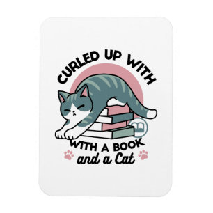 Mit einem Buch und einer Katze aufgerollt - Gemütl Magnet