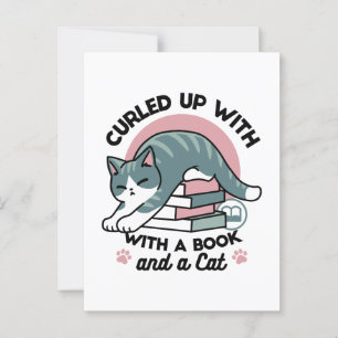 Mit einem Buch und einer Katze aufgerollt - Gemütl Postkarte