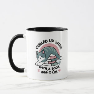 Mit einem Buch und einer Katze aufgerollt - Gemütl Tasse