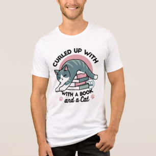 Mit einem Buch und einer Katze aufgerollt - Gemütl Tri-Blend Shirt