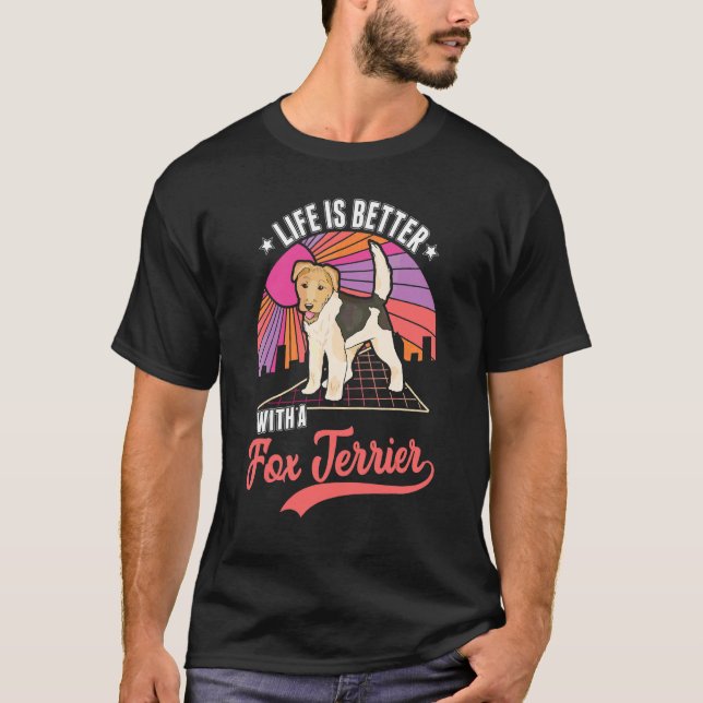 Mit einem Fox Terrier T-Shirt (Vorderseite)