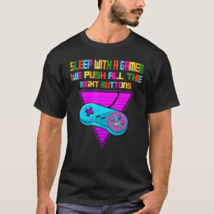 Mit einem Gamer schlafen wir den ganzen sarkastisc T-Shirt