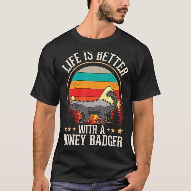 mit einem Honey Badger T-Shirt (Vorderseite)