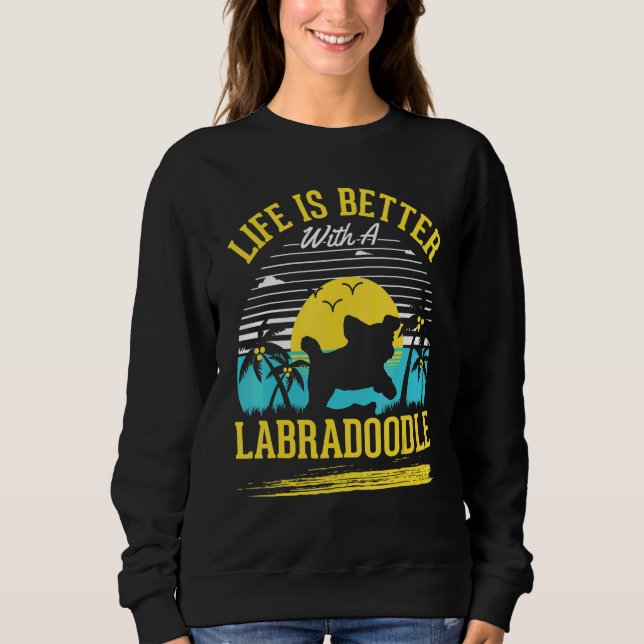 Mit einem Labradoodle Sweatshirt (Vorderseite)