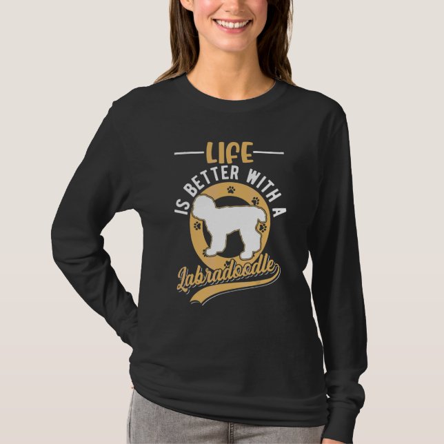 Mit einem Labradoodle T-Shirt (Vorderseite)