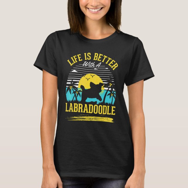 Mit einem Labradoodle T-Shirt (Vorderseite)
