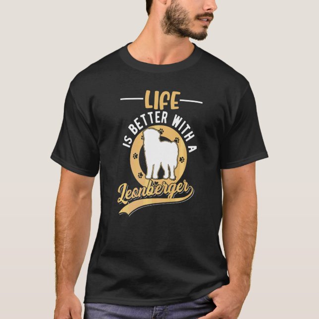 Mit einem Leonberger T-Shirt (Vorderseite)