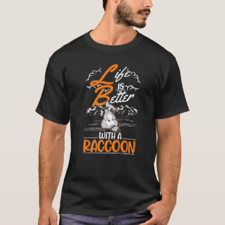 mit einem Raccoon T-Shirt