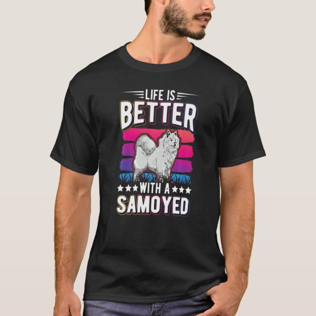 Mit einem Samoyed T-Shirt (Vorderseite)