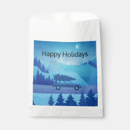 Mit einem Weihnachtsbaum die Straße hinunter fahre Geschenktütchen