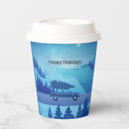 Mit einem Weihnachtsbaum die Straße hinunter fahre Pappbecher