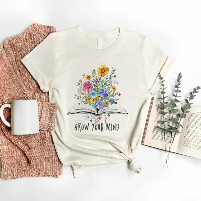 Mit einer Boho-Wildblume und einem Buch den Geist  T-Shirt (Von Creator hochgeladen)