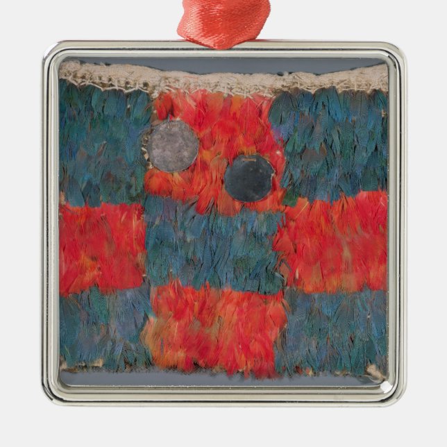 Mit Federn versehenes Kap Silbernes Ornament (Vorne)