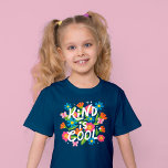 Mit freundlichen Grüßen Coole farbige Blume und Sc T-Shirt<br><div class="desc">Dieses lustige, niedliche Shirt enthält handgeschriebenen Text mit dem Titel "Kind ist Cool", eine großartige Erinnerung für alle! Farbenfrohe Blume und Blätter heben sich in den Farbtönen Blau, Orange, Rosa und Kalkgrün ab. Drei kleine Schmetterlinge und Sternakzente fügen eine besondere Touch hinzu. *Originelle Kunstwerke von Tracey Khalei / Orabella Prints....</div>