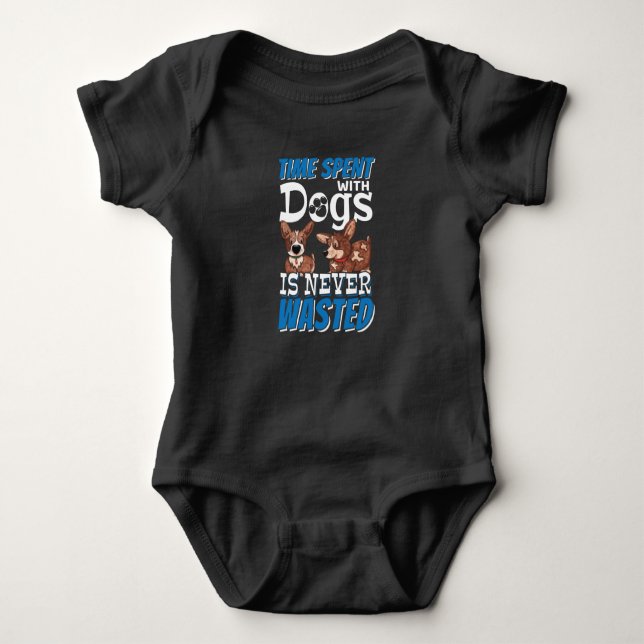 Mit Hunden verbrauchte Zeit wird nie verschwendet Baby Strampler (Vorderseite)