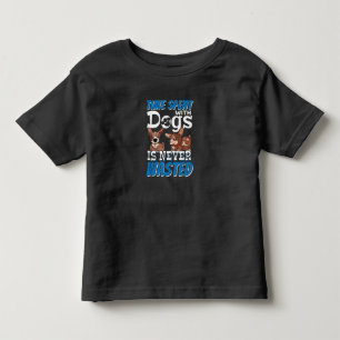Mit Hunden verbrauchte Zeit wird nie verschwendet Kleinkind T-shirt