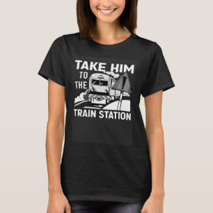 Mit ihm zum Vintagen Modellbahnhof T-Shirt