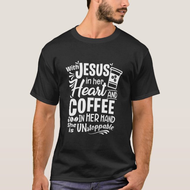 Mit Jesus in ihrem Herzen und Kaffee in ihrer Hand T-Shirt (Vorderseite)