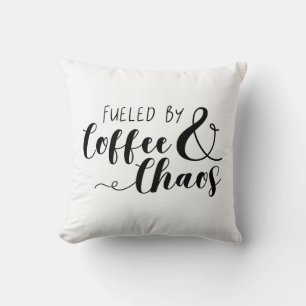 Mit Kaffee und Chaos gespeist Kissen