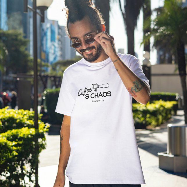 Mit Kaffee und Chaos gespeist, T-Shirt für Kaffee  (Von Creator hochgeladen)