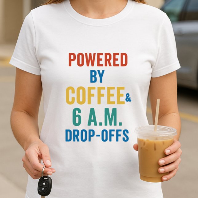 Mit Kaffee und früherem Drop-Offs versorgt; Eltern T-Shirt (Von Creator hochgeladen)