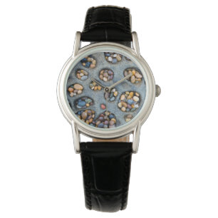 Mit Kieselsteinen gefüllte Löcher, CA Armbanduhr